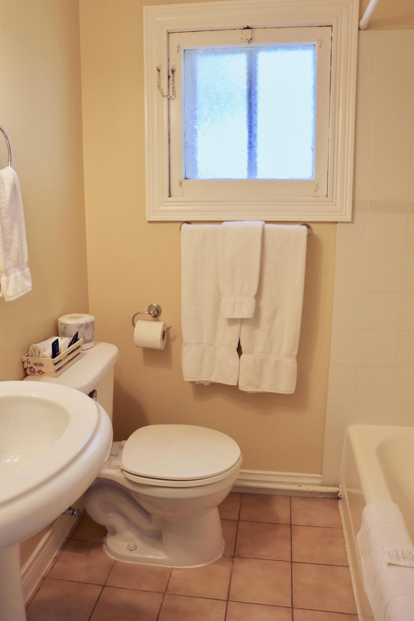 Shining Waters Country Inn 卡文迪西 外观 照片